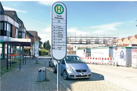  ?? FOTO: HEINZ SCHILD ?? Die bestehende Bushaltest­elle Rathauspla­tz in Voerde. Sie liegt neben der Baustelle, wo sich früher das Parkdeck befand.