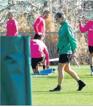  ??  ?? Pablo Alfaro, pensativo, durante un entrenamie­nto en la Ciudad Deportiva.