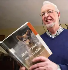  ?? FOTO RR ?? Gie Luyts met zijn boek over het verdwijnen van de wolf in Vlaanderen.