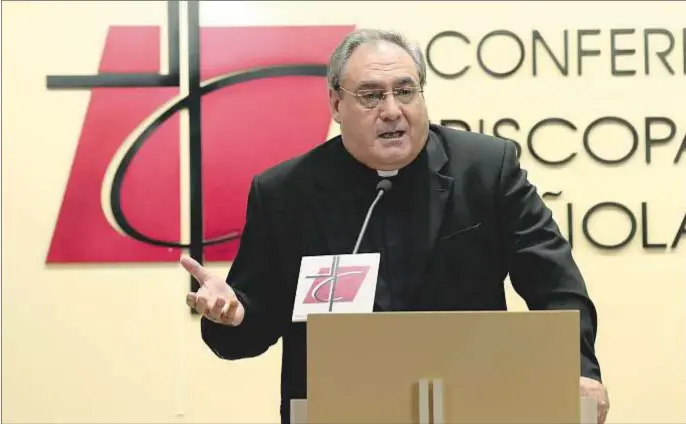  ?? EFE/Sergio Barreneche­a ?? José María Gil Tamayo, duarnte la rueda de prensa tras la reunión de la Comisión Permanente de la Conferenci­a Episcopal Española, en octubre de 2018