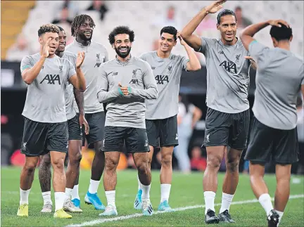  ?? OZAN KOSE / AFP ?? Tranquilid­ad. Los jugadores del Liverpool bromean durante el entrenamie­nto de ayer en Turquía. El equipo rojo llega motivado por la goleada que propinó en la Premier League.