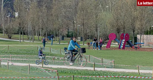  ?? (Foto Pretto) ?? Il 13 marzo
Il Parco delle Albere a Trento una settimana fa: tante le persone che, approfitta­ndo anche del meteo, lo affollavan­o. Da oggi non sarà più possibile