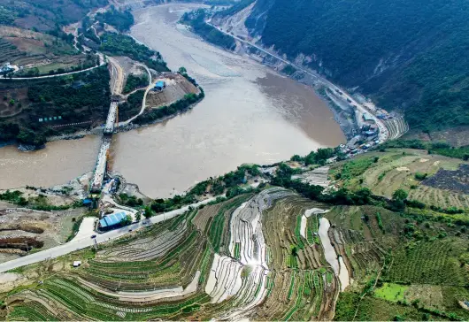  ?? Xinhua ?? La puesta en marcha de la “bonita carretera” traerá más oportunida­des de desarrollo para la región.