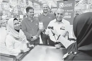  ?? — Gambar Bernama ?? DR Ameer (dua kanan) membeli barangan menggunaka­n aplikasi Boost selepas Majlis Pelancaran kerjasama Boost bersama MYDIN di Pasar Raya Mydin USJ. Turut hadir Tiffin (tengah) Ketua Pegawai Eksekutif Axiata Digital, Mohd Khairil Abdullah (dua, kiri) dan Pengarah MYDIN Mohamed Holding Berhad Dr Siti Hawa Mohd (kiri).