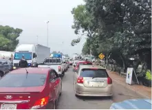  ?? ?? El bloqueo del viaducto que está sobre el río Paraguay generó atascos en el tráfico vehicular, pero sin desembocar en mayores incidentes.