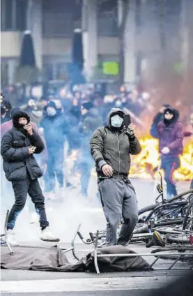  ?? ROB ENGELAAR / EFE ?? Disturbios en la ciudad de Eindhoven, el pasado lunes.
