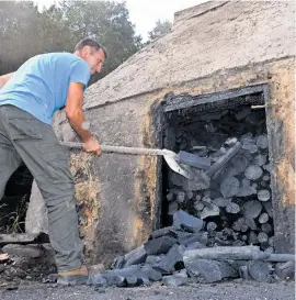  ?? ?? Satima dežura kraj peći kako bi dobio čim više ugljena