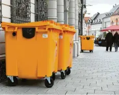  ?? Foto: Silvio Wyszengrad ?? Die neuen Modelle der Gelben Tonne sind nun auch auf der Maxstraße zu sehen. Zum Ärger manches Anwohners.