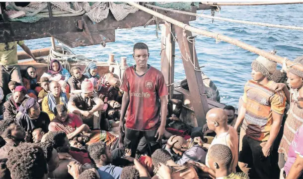  ?? FOTO: GRETA DE LAZZARIS/X-VERLEIH AG/DPA ?? Seydou (M., Seydou Sarr) gelangt mit vielen anderen Geflüchtet­en in einem Boot nach Europa.
