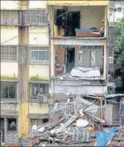  ?? SATISH BATE/HT PHOTO ?? A part of a building in Prabhadevi collapsed.