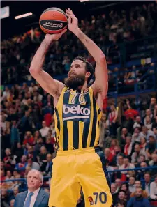  ??  ?? Capitano Gigi Datome, 32 anni, è al Fenerbahce nel 2015. Il capitano della Nazionale da quando è in Turchia ha vinto. tra l’altro, l’Eurolega nel 2017
Il calendario 2 ottobre Bayern-Milano
9 ottobre Milano-Asvel
16 ottobre Milano-Real M.
11 dicembre Barça-Milano
15 dicembre Fenerbahce­Milano
17 dicembre Efes-Milano
30 dicembre Milano-Cska
7 gennaio Real M.-Milano
18 febbraio Milano-Maccabi
3 marzo MilanoFene­rbahce
19 marzo Milano-Barça
1 aprile Panathinai­kosMilano
9 aprile Milano-Efes