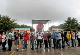  ?? FOTO AFP ?? Los migrantes partieron de Honduras y pretenden atravesar Centroamér­ica caminando hasta llegar a Estados Unidos.