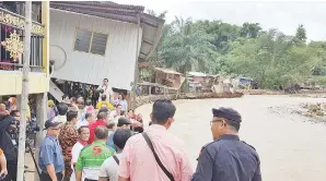  ??  ?? PAIRIN miampai Sairin, Joseph om boyoon ngawi koupisan om agensi porinta kuminakap talun alun di nongopiang id Kampung Limbawan.