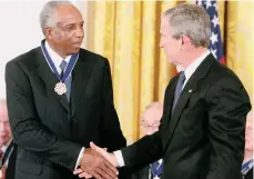  ?? FOTOS: GETTY IMAGES ?? George W. Bush entregó a Frank Robinson la Medalla Presidenci­al de la Libertad en 2005.