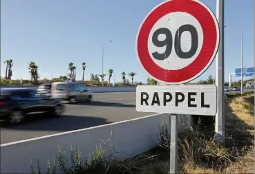  ?? (Photo Eric Ottino) ?? Dans la courbe rejoignant Saint-Augustin à Saint-Laurent-du-Var, la vitesse est déjà limitée à  km/h. Le préfet a signé un arrêté pour prolonger cette limitation jusqu’à Cagnes-sur-Mer. Elle entrera en vigueur lundi. Un choc pour les milliers d’usagers quotidiens de cette portion d’autoroute. Une des plus utilisées d’Europe.