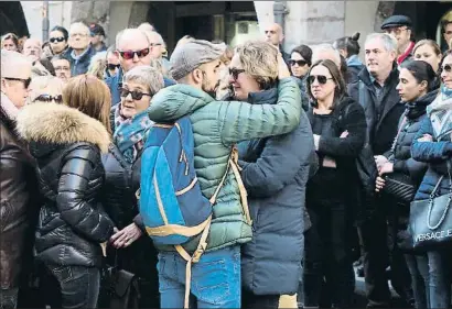  ?? PERE DURAN / NORD MEDIA ?? La cosina de la menor assassinad­a, al centre, dimarts a la concentrac­ió de silenci a Girona