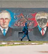  ??  ?? Mural de Putin Trump en Belgrado que indica: "Kosovo es Serbia"/