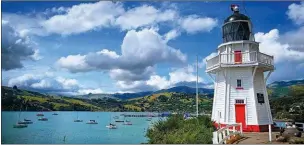  ??  ?? ● UN POCO DE FRANCIA EN OCEANíA. Akaroa es un pequeño pueblo al borde del mar, ubicado en la isla Sur. Está rodeado de colinas y una gran bahía, motivo por el cual las primeras colonias de Nueva Zelanda se asentaron allí. En 1840 los franceses quisieron establecer una colonia en la zona. Si bien poco tiempo después fueron expulsados por los ingleses, en los edificios quedaron sus influencia­s.