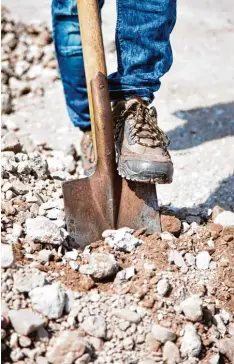  ??  ?? Wenn es auf der Baustelle endlich losgehen kann, ist die Freude groß. Bei aller Euphorie sollte man aber den Versicheru­ngsschutz nicht vergessen.