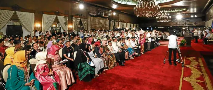  ?? —LYN RILLON ?? REGIONAL PARLIAMENT Members of the Bangsamoro Transition Authority gather for their oathtaking in Malacañang on Friday.