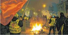  ?? FOTO: DPA ?? In Paris und einigen anderen Städten kam es zu neuerliche­n Zusammenst­ößen der Gelbwesten mit der Polizei.