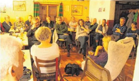  ?? FOTO: SU ?? Sybille Regina Braun (rechts im Sessel) bei ihren Erzählunge­n in der Suppinger Steinwollh­ütte.