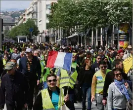  ?? (Photo Cyril Dodergny) ?? Les « gilets jaunes » ont manifesté hier dans le calme au centre de Nice