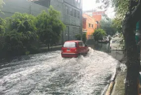  ??  ?? En la colonia Portales el nivel del agua subió varios centímetro­s, por lo que los automovili­stas tuvieron problemas para circular por las calles.