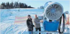  ?? FOTO: TOBIAS SCHUMACHER ?? Hans Rudhart (l.) und Markus Romer an einer der fünf Schneekano­nen, die aktuell eingestell­t werden.