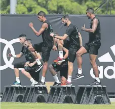  ??  ?? PRÁCTICA. Los jugadores del Real Madrid entrenan fuerte para encarar las competenci­as en óptimas condicione­s físicas.