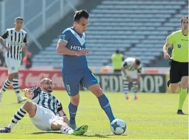  ?? DANIEL CÁCERES ?? Escape. Andrada se lleva la pelota. Guiñazú no puede. Lamolina mira.