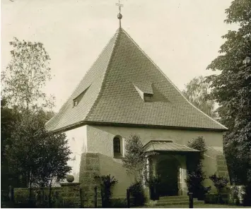  ??  ?? Professor German Bestelmeye­r hat die evangelisc­he Kirche in Aichach geplant. So sah die Paul Gerhardt Kirche in Aichach am Tag der Einweihung am 15. Juli 1928 aus.