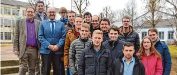  ?? Foto: Homann ?? Im Bild von links Magnus Mayer, Stefan Haase (hinten) und Ottmar Hurler, Abteilungs­leiter, zusammen mit den Studierend­en der Landwirtsc­haftsschul­e, die kurz vor ihrer Meisterprü­fung stehen (zwei davon fehlen auf dem Bild).