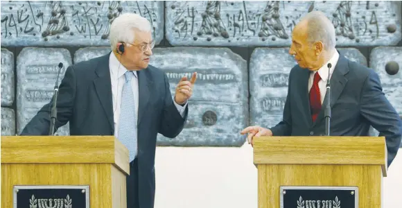  ?? (Reuters) ?? THEN-PRESIDENT Shimon Peres and Palestinia­n Authority President Mahmoud Abbas and hold a joint news conference in Jerusalem in 2008.