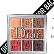  ??  ?? Brente toner
Legg en skygge i en varm brunfarge over hele lokket, og start eventuelt med å legge på palettens primer. Det gir et mer holdbart resultat. Dior Backstage Eye Palette i 003 Amber neutrals, Dior, 505 kr.