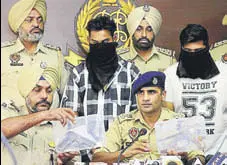  ?? ANIL DAYAL/HT ?? SSP Kuldeep Singh Chahal and other officers with two of the arrested accused and seized pistols at a press conference in Mohali on Monday.