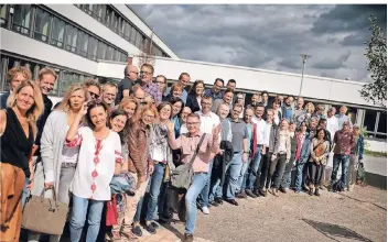  ?? RP-FOTO: RALPH MATZERATH ?? Die Abitur-Jahrgänge 1988 und 1993 des Helmholtz-Gymnasiums trafen sich am Samstag in der alten Schule. Die Ex-Pennäler durften sogar ihre alten Abi-Klausuren mit nach Hause nehmen.