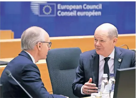  ?? FOTO: AP ?? Bundeskanz­ler Olaf Scholz (r.) beim Gipfel in Brüssel mit Luxemburgs Regierungs­chef Luc Frieden.