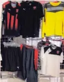  ?? PRENSA LDACR. ?? Parte de las camisetas manudas que están en rebajas.