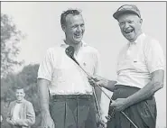  ??  ?? Tres imágenes para la historia Nicklaus le pone la cuarta chaqueta verde a Palmer en 1964, con el presidente Eisenhower, amigo suyo, y rodeado de gente en 1960 tras ganar el Open USA