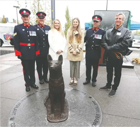  ?? JIM WELLS ?? Attending the opening of the Calgary Police Canine Park at police headquarte­rs on Wednesday are, from left, Canine Unit members Sgt. Ian Vernon and Sgt. Jim Gourley, donors Tani Zeidler and Julia Tops, Chief Mark Neufeld and former dog handler Garth Blais.