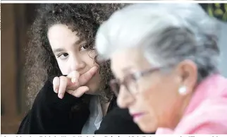  ??  ?? „Oma, ich nehm dich beim Wort“: Maria Stasnik (re.) und Enkelin Laura gegen den Klimawande­l