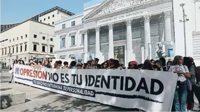  ?? Emilia Gutiérrez ?? Concentrac­ió davant del Congrés contra la llei trans