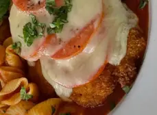  ?? Register Cathy Thomas, Orange County ?? Lidia’s Chicken Parm Light features chicken breasts or thighs coated with breadcrumb­s and topped with tomatoes and slices of cheese.