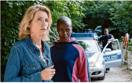  ?? Foto: Christine Schroeder/ndr/dpa ?? Die beiden Ermittleri­nnen Charlotte Lindholm (Maria Furtwängle­r, links) und Anaïs Schmitz (Florence Kasumba) im neuen „Tatort“, der in Göttingen spielt.