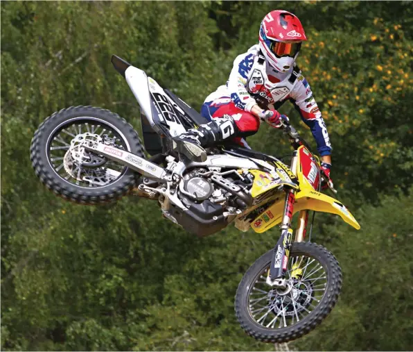  ??  ?? La visibilité d’un titre national a séduit Charles Lefrançois qui a opté pour le MX1 en début de saison. Bien aidé par Suzuki, le troisième de L’EMX 250 en 2011 a réalisé une belle saison ce qui lui a permis de se préparer au mieux pour le supercross.