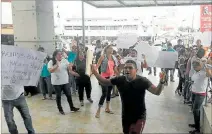  ?? MARTHA TORRES / EXPRESO ?? Jornada. Los perjudicad­os por títulos falsos realizaron una protesta.