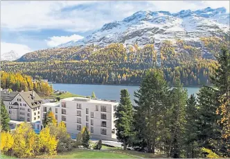  ?? [ R. Lehninger / gracestmor­itzapartme­nts ] ?? Privater Pool auf der Dachterras­se am Stubenring (li.), gigantisch­e Ausblicke auf die Schweizer Alpen bei den Grace Apartments in St. Moritz (re.).