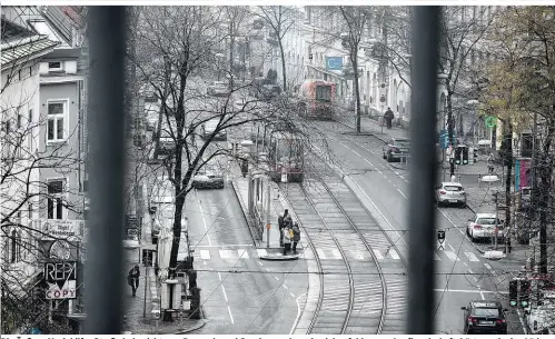  ??  ?? Die Äußere Mariahilfe­r Straße lade nicht zum Bummeln und Spaziereng­ehen ein, daher fehle es an Laufkundsc­haft, hört man in den Läden