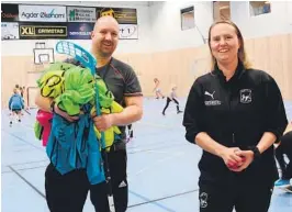  ??  ?? ILDSJELER: Dag Henning Johannesse­n og Monica Haugland har hatt flere gymtimer med elever på Landvik skole i det siste. De håper elevene skal bli inspirert til å starte med innebandy også på fritiden.